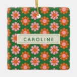 Niedliche Retro-Blume Muster Grün rosa Name Keramikornament<br><div class="desc">Personalisierte Niedliche Retro Blume Muster Grün und Rosa Keramik Ornament</div>