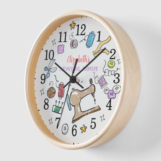 Niedliche Retro-Nähhalle mit eigener Holzwand Uhr (Winkel)
