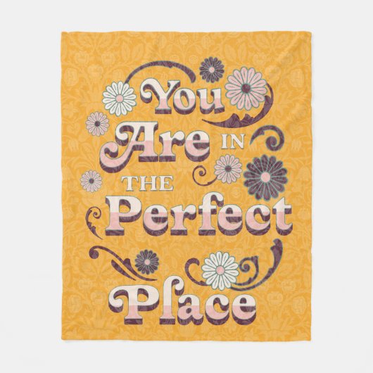 Niedliche Retro-Typografie, inspirierendes Zitat g Fleecedecke (Vorderseite)