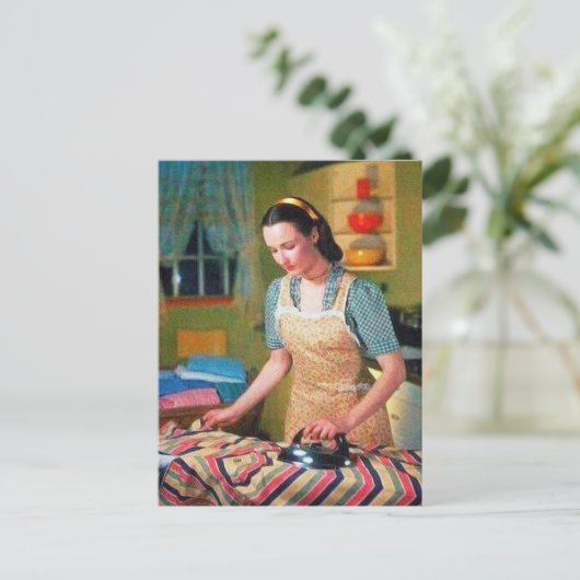 niedliche Retro-Vintage Bügeldame Postkarte (Stehend Vorderseite)