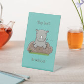 Niedliche Rhino-Cartoon-Abbildung Sockelschild (In SItu)