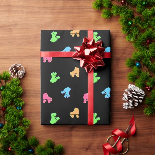 Niedliche Roller Skate Derby Pattern Black Geschenkpapier (Feiertagsgeschenk)