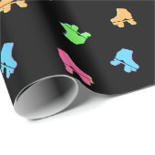 Niedliche Roller Skate Derby Pattern Black Geschenkpapier (Rolleneckpunkt)