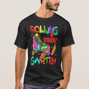 Niedliche Roller-Skate, die in den Kindergarten zu T-Shirt