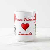 Niedliche Romantiker, die Valentine in Händen halt Tasse (Mittel)