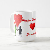 Niedliche Romantiker, die Valentine in Händen halt Tasse (Vorderseite Links)