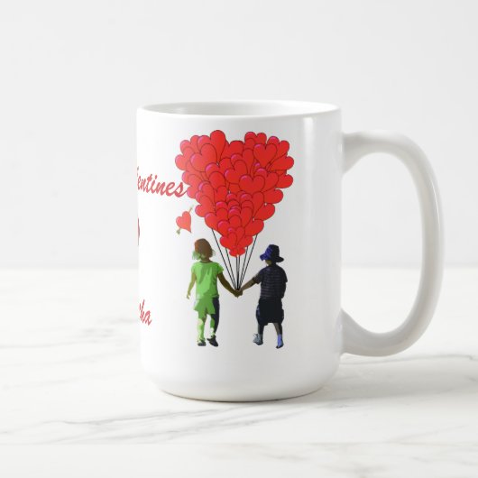 Niedliche Romantiker, die Valentine in Händen halt Tasse (Rechts)