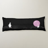 Niedliche Rosa-Blase-Birds auf einem Drahtschwarz Seitenschläferkissen (Rückseite)