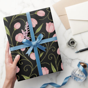 Niedliche, rosa Blume auf schwarz mit sich wiederh Geschenkpapier