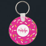 Niedliche, rosa Donuts Schlüsselanhänger mit kunde<br><div class="desc">Niedliche, rosa Doughnut-Schlüsselanhänger mit individuelle Name-Monogramm. Schlüsselketten für Frauen und Mädchen. Fügen Sie Ihren eigenen Namen Anfangsbuchstaben hinzu. Pinsel Skript typografisches Template. Elegante Geschenkidee für Kinder zum Geburtstag, Hochzeit, Brautparty, Babydusche, Bachelorette, Mädchenwochenende, etc. mit Monogramm Gastgeschenk. Spaß für Kinder und Erwachsene. Süße Donu mit farbigen Sprinklen-Design. Ändern Sie die Menge,...</div>