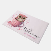 Niedliche rosa Eule im Cup Willkommen Fußmatte (Schrägansicht)