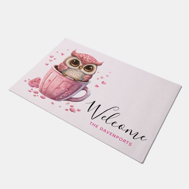 Niedliche rosa Eule im Cup Willkommen Fußmatte (Schrägansicht)