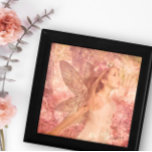 Niedliche Rosa Fee Frühlingsfantasy Art Erinnerungskiste<br><div class="desc">Aufregende Neuigkeiten! Meine Niedliche Rosa Fee der Frühlingsfantasy Art ist jetzt auf dieser schönen Geschenkboxen vorgestellt! 💖 Es eignet sich perfekt für Schmuck, Schminken oder andere kleine Gegenstände und macht einen schönen Zusatz zu jedem Zimmer. Holen Sie sich jetzt Ihre und fügen Sie eine Touch von Launen in Ihren Raum....</div>