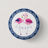 Niedliche rosa Flamingos mit blauer und weißer Spi Button (Vorderseite)