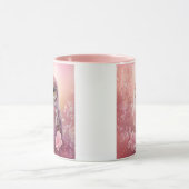 Niedliche, rosa, grasende Eule Tasse (Zentrum)