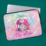 Niedliche rosa Imitate Glitzer gnome Weihnachtsmon Laptopschutzhülle<br><div class="desc">Hübscher schicke und elegante irisierende Glitzer in eintönigen Regenbogen rosa Farben gnome Weihnachtsklappsel. Schönes, modernes und cooles Cover für den Trend-versierten und kunstliebenden angesagten Trendsetter. Dieses stilvolle Design wäre ideal für Mädchen, die trendige funkelnd Designs genießen. Zeigen Sie Ihren persönlichen Stil, sehen Sie modern, trendig und fühlen Sie sich stilvoll...</div>