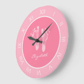 Niedliche Rosa Kinderzimmer-Fußabdrücke mit dem Na Große Wanduhr (Winkel)