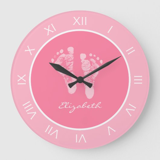 Niedliche Rosa Kinderzimmer-Fußabdrücke mit dem Na Große Wanduhr (Vorderseite)