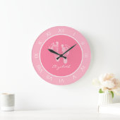 Niedliche Rosa Kinderzimmer-Fußabdrücke mit dem Na Große Wanduhr (Zuhause)