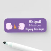 Niedliche rosa Marshmallows im Cartoon des Lagerfe Namensschild (Beispiel)