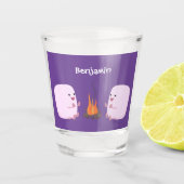Niedliche rosa Marshmallows im Cartoon des Lagerfe Schnapsglas (Vorderseite)