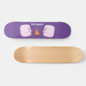 Niedliche rosa Marshmallows im Cartoon des Lagerfe Skateboard (Horizontal)