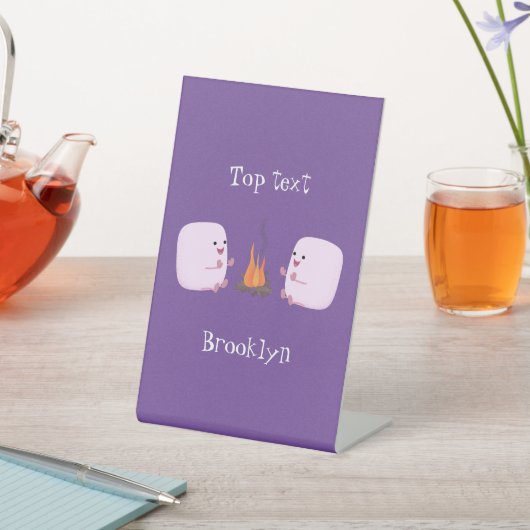 Niedliche rosa Marshmallows im Cartoon des Lagerfe Sockelschild (In SItu)