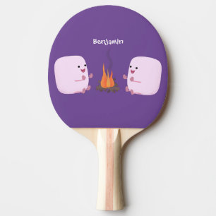 Niedliche rosa Marshmallows im Cartoon des Lagerfe Tischtennis Schläger