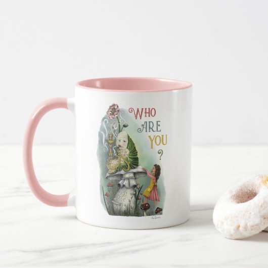 Niedliche rosa Raupe in der Alice im Wunderland Ku Tasse (Mit Donut)