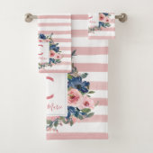 Niedliche Rosa Streifen Navy Blue Floral Monogram Badhandtuch Set (Insitu)