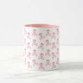 Niedliche rosa Tasse des Schädels und der Querknoc (Zentrum)