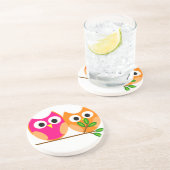 Niedliche rosa und orange Eulen im Baum Getränkeuntersetzer (Seite)