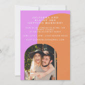 Niedliche, rosa und orangefarbene Retro-Foto-Engag Einladung (Vorderseite)