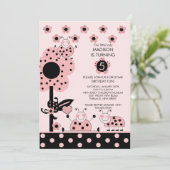 Niedliche Rosa und Schwarze Ladybugs Einladung zum (Stehend Vorderseite)