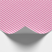 Niedliche, rosa und weiße Streifen Geschenkpapier (Ecke)