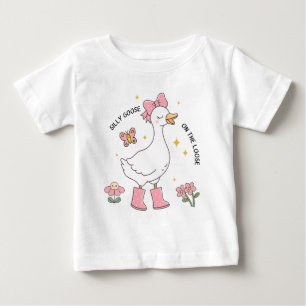 Niedliche rosa verrückte Gans auf freiem Fuß  Baby T-shirt