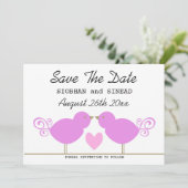 Niedliche rosa Vögel Lesben Hochzeit speichern das Save The Date (Stehend Vorderseite)