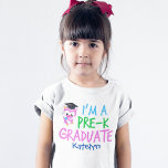 Niedliche rosafarbene, kraue, benutzerdefinierte G T-Shirt<br><div class="desc">Ein cooler,  personalisierter Kindergarten für ein Mädchen,  das von Pre-K geschlossen wird und in den Kindergarten umzieht. Es ist mit einer niedlichen rosa Eule ausgestattet,  die eine Graduierenkappe trägt und neben einem lustigen Schriftart in Blau,  Grün und Rosa eine Scrollrolle trägt.</div>