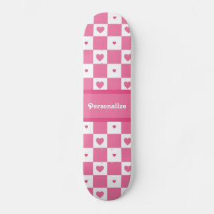 Niedliche, rosafarbene und weiße Herzquadrate mit Skateboard