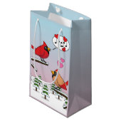 Niedliche Rote Kardinal Liebe Winterlandschaft Kleine Geschenktüte (Vorderseite Schrägansicht)