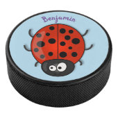 Niedliche , rote Ladybug-Cartoon-Abbildung Eishockey Puck (3/4)