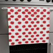 Niedliche rote Pflaumen auf weißem Küchentuch