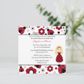 Niedliche rote schwarze Dame hört Einladung (Stehend Vorderseite)