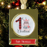 Niedliche Saison 1. Weihnachten Kariert Baby Rhino Banner-Ornament Gold<br><div class="desc">Niedliche Saison 1. Weihnachten Kariert Baby Rhino Name Gold Plated Banner Ornament.</div>