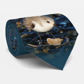 Niedliche Sanderling Shorebird Dines auf Clam am S Krawatte (Gerollt)