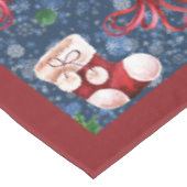 Niedliche Santa Boots Balls Red Holly Berries Weih Tischdecke (Schrägansicht)