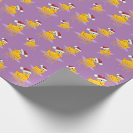Niedliche Santa Rubber Duck auf Lavendel Hintergru Geschenkpapier (Ecke)