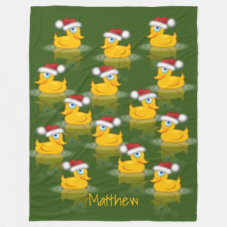 Niedliche Santa Rubber Enten im dunkelgrünen Hinte Fleecedecke