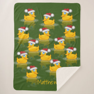 Niedliche Santa Rubber Enten im dunkelgrünen Hinte Sherpadecke