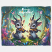 Niedliche Saolas Violas spielen im Zauberwald Fleecedecke (Vorderseite (Horizontal))